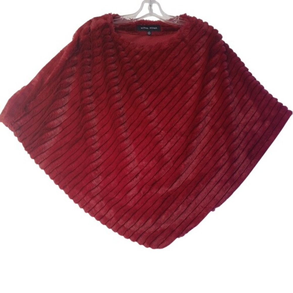 Black Rivet Poncho Women S/M Red Faux Fur Diagonal Ribbed Boat Neck Cape